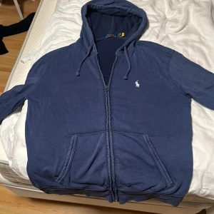 Polo ralphlouren zip hoodie  - Tjena, säljer denna polo ralphlouren tröjan i storlek S då den inte kommer till andvändning. Skicket är storlek 9/10 och Andvänd ett fåtal gånger. Ny priset är runt 2000, kommer med kvitto och är inköpt på nk.  