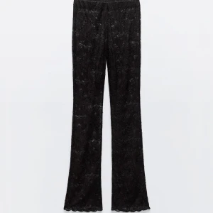 Zara spets byxor - Super coola och snygga spetsbyxor från zara, säljer då de är för små🥰