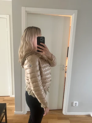 Moncler jacka - Ny moncler jacka med lapparna kvar. Köpt på vinted. Oanvänd. Skriv för fler bilder!
