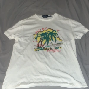 Ralph lauren t-shirt  - Tjena! Säljer nu denna riktigt feta Ralph lauren tisha. Den är i mycket bra skick då jag Max användt den 1 gång. Säljer då den inte kommer till användning. Storlek S, bara att skriva om ni har några frågor!!!🙌🙌😊