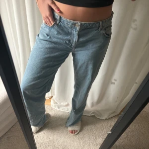Lågmidjade NA-KD jeans  - Ett par jeans med låg midja i storlek 42. Säljer då jag tycker de är för stora för mig och därför sällan kommer till användning. Finns ett litet slitage längst ner på ena benet, men det är inget jag har märkt av så det syns ej tydligt.  Nypris: 699kr