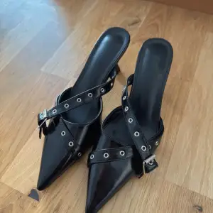 Superfina svarta kitten heels. Köpta i butik i London. Aldrig använda då de tyvärr är för små :( 