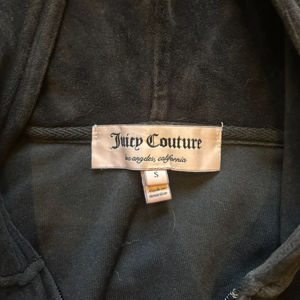 Säljer denna supercoola vintage Juicy Couture zipup💗 Säljer pågrund av att den inte längre kommer till användning! Ge gärna prisförslag!. Hoodies.