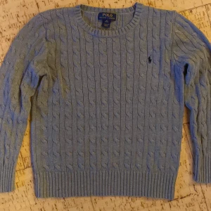 Stickad Ralph Lauren tröja - Säljer min Ralph Lauren tröja för att den är för liten för mig. 💸storleken är 10-12 och passar runt 160 cm. Skriv för fler bilder eller för frågor! 🔥