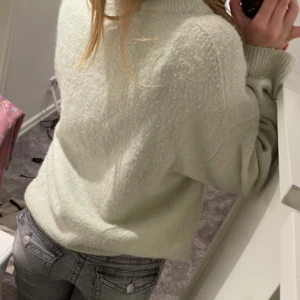 Stickad tröja   - Jättefin stickad tröja som passar perfekt till hösten🍂 Knappt andvänd och är i fint skick. Storlek xs. Pris går att diskutera