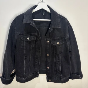 Svart jeansjacka  - Svart jeansjacka i strl S som är oversize. 