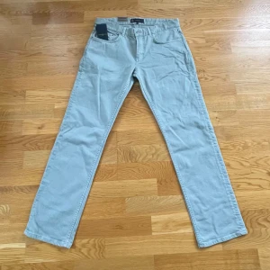 Henri Lloyd Jeans  - Helt nya oanvända Henri Lloyd Jeans i stl: W34 L32. 