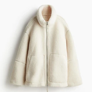 Teddy jacka  - Intressekoll på denna stört snygga teddy jacka!!! Skicka prisförslag vid intresse!