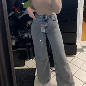 Gråa jeans - Jeans från ASOS, storlek 36. Använda ett fåtal gånger så i väldigt bra skick!