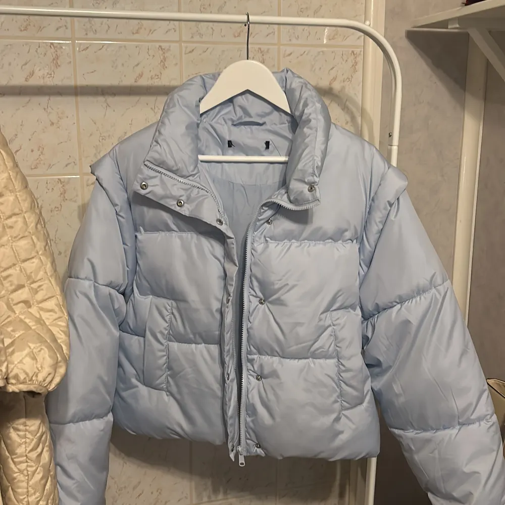 Kort blå pufferjacka, vinter jacka. Aldrig använd men har klippt bort lappen.. Takit.