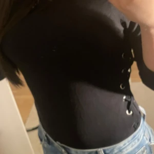Svart body  - Svart body med lite öppna detaljer på sidorna. Kommer inte ihåg att jag har använt den men den e inte ny. Den är i storlek L men passar ändå bra på mig som vanligt vis har S i kläder. 💖