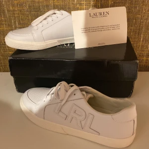 Ralph lauren skor - Tjena jag säljer nu ett par oanvända Ralph skor som inte säljs längre. Skorna är i perfekt skick men lådan är lite sliten. Priset går att diskutera och hör gärna av dig om det är något som du undrar över 😀