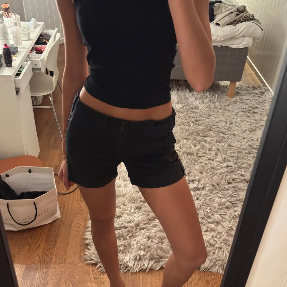 Säljer dessa otroligt fina shorts från Tommy Hilfiger:)  orginalpris ca 799, skriv om ni har frågor💕💕. Shorts.