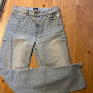 Ljusblå jeans - Säljer ett par ljusblå jeans i rak modell. De har en normal passform. De är i bra skick och redo för en ny ägare!
