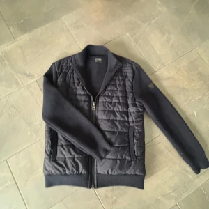 Cardigan - Cardigan från Guess, size M och är true to size, nypris runt 2 500kr, mitt pris 1299kr, den är i fint skick och sparsamt använd, bara att skriva vid minsta fråga!