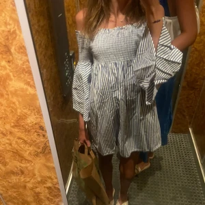 Söt klänning - Jätte söt randig klänning ifrån zara💘 Använd 1 gång!