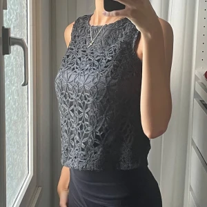 Elegant topp - Jättefin och ordentlig topp från top secret. Helt oanvänd. Rejält tjockt material av god kvalite. Pris kan diskuteras vid snabb affär 