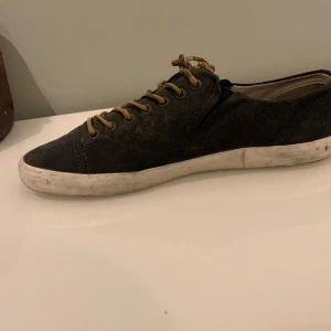 Vagabond skor - Skick 6/10 man kan bara tvätta de med tvål och vatten så går smutsen bort och de ser sprillans ut. Fotsulerna är lite slitna oxå🫡 Därför kommer jag sälja de billigt 