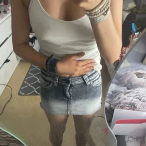 Jeans kjol  - Säljer denna super snygga Jeans kjol!! ser helt ny ut!! Strl 146   Använd typ 2 ggr  skulle säga bra i storleken, dock lite för liten för mig i midjan och det är en kort modell!! Måtten i midjan är ungefär 50 cm och den är ungefär 30 mc lång💕