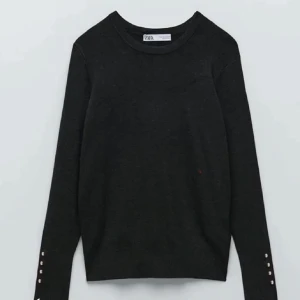 Zara tröja  - Säljer denna fina tröjan med guldknappar vid handleden🩷bra skick 