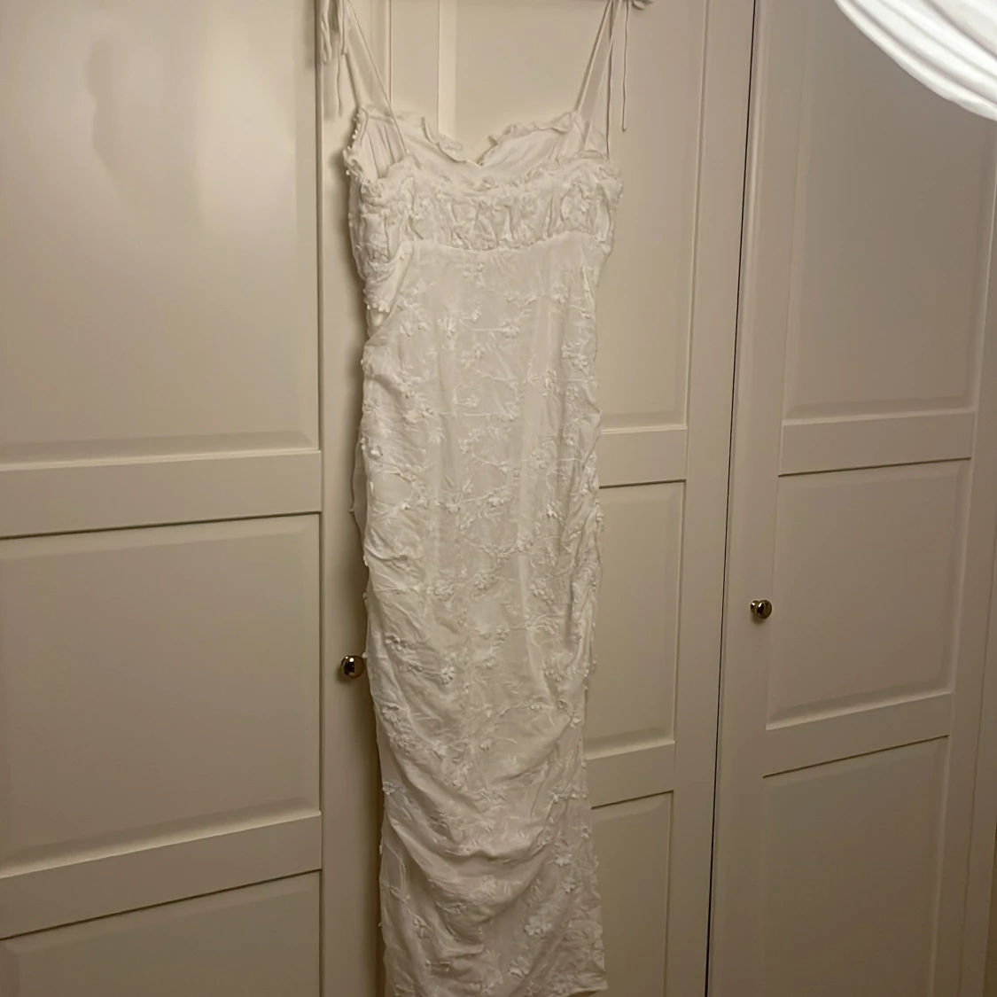 Vit blommig klänning med spetsdetaljer - 2