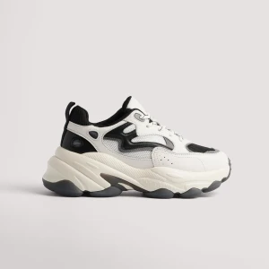 Svartvita sneakers med tjock sula - Köpta för 499. Använda till vardags men säljer då det inte är min stil. Snygga svartvita sneakers med en chunky sula och snörning. Skorna har en modern design med svarta och vita paneler samt grå detaljer. Perfekta för en trendig look.