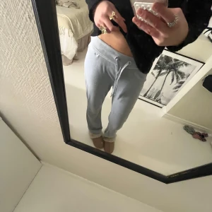 Ljusblå mjukisbyxor från Gina Tricot - Säljer ett par ljusblå mjukisbyxor från Gina Tricot. Byxorna har en bekväm passform med snörning i midjan och är perfekta för en avslappnad stil. De är tillverkade i ett mjukt material som känns skönt mot huden.