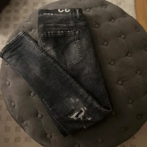 Dondup George Jeans - Ett par Dondup jeans i strl 32. Köpta på W19 i Göteborg för 2500kr. Använda fåtal gånger och är i nyskick. Skriv för fler bilder! Priset är diskuterbart!