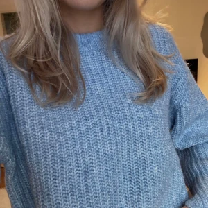 Stickad tröja - Så fin och mysig stickad tröja från Gina Tricot i nyskick!💙🫧