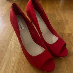 Röda klackskor - Jättefina klackskor, ser konstiga ut på bild men betydligt finare i verkligheten. Använda väldigt fåtal gånger och är i storlek 40 men passar som 39.