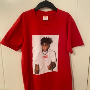 Supreme x NBA YoungBoy - Säljer denna supreme och NBA YoungBoy collab tröja! Storlek S. Väldigt bra skick, knappt använd! Hör av dig om du har frågor, pris kan diskuteras! 