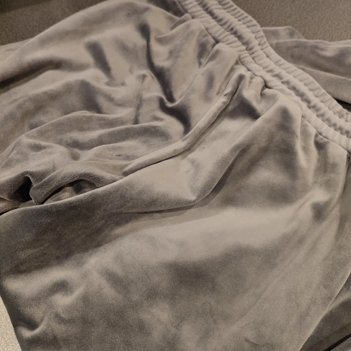 Grå mjukisbyxor med snörning - 4