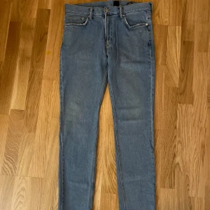 Blå slim jeans - Snygga blå slim jeans . De har en klassisk femficksdesign och är tillverkade i denim. Perfekta för en stilren look.