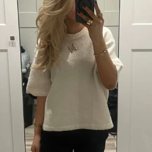 Vit stickad T-shirt Gina  - säljer min superfina stickade T-shirt från Gina, nyskick och använd fåtal gånger🩷🩷 skriv för fler bilder 😇