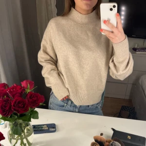 Beige tröja från & Other Stories - Säljer en stilren beige tröja från & Other Stories. Tröjan har en krage och långa ärmar med ribbade muddar. Perfekt för en avslappnad och trendig look. Storlek M men passar även mig bra som bär Xs 