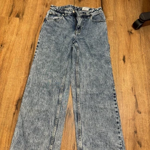 Blå jeans med relaxed loose fit - Säljer ett par blå jeans från Alex i storlek 164. De har en relaxed loose fit och klassisk femficksdesign. Perfekta för en avslappnad stil. 🕶️