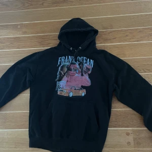 Svart Frank Ocean hoodie - Säljer en svart hoodie med tryck av Frank Ocean. Aldrig använd så den är i gott skick