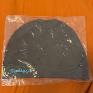 Sixties Mössa oanvänd - Oanvänd sixties mössa säljer för jag köpte sån Mystery mössa och har redan denna gråa 🥲 