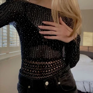 Svart glittrig body - Superfin! Köpt på Vinted. Den har varken lapp eller storlek så vet tyvärr inte vad för märke den är ifrån. Gissar att det är en storlek S! OBS lånade bilder, skriv privat om du har några frågor! 