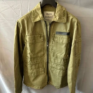 Zadig & Voltaire overshirt/field jacka - Säljer denna Olivgröna overshirten/field jackan från zadig & Voltaire. Storleken är S men passar nog M också. Helt ny, lappar finns kvar och riktigt snygg jacka nu till våren. Hör av dig för fler frågornoch funderingar!