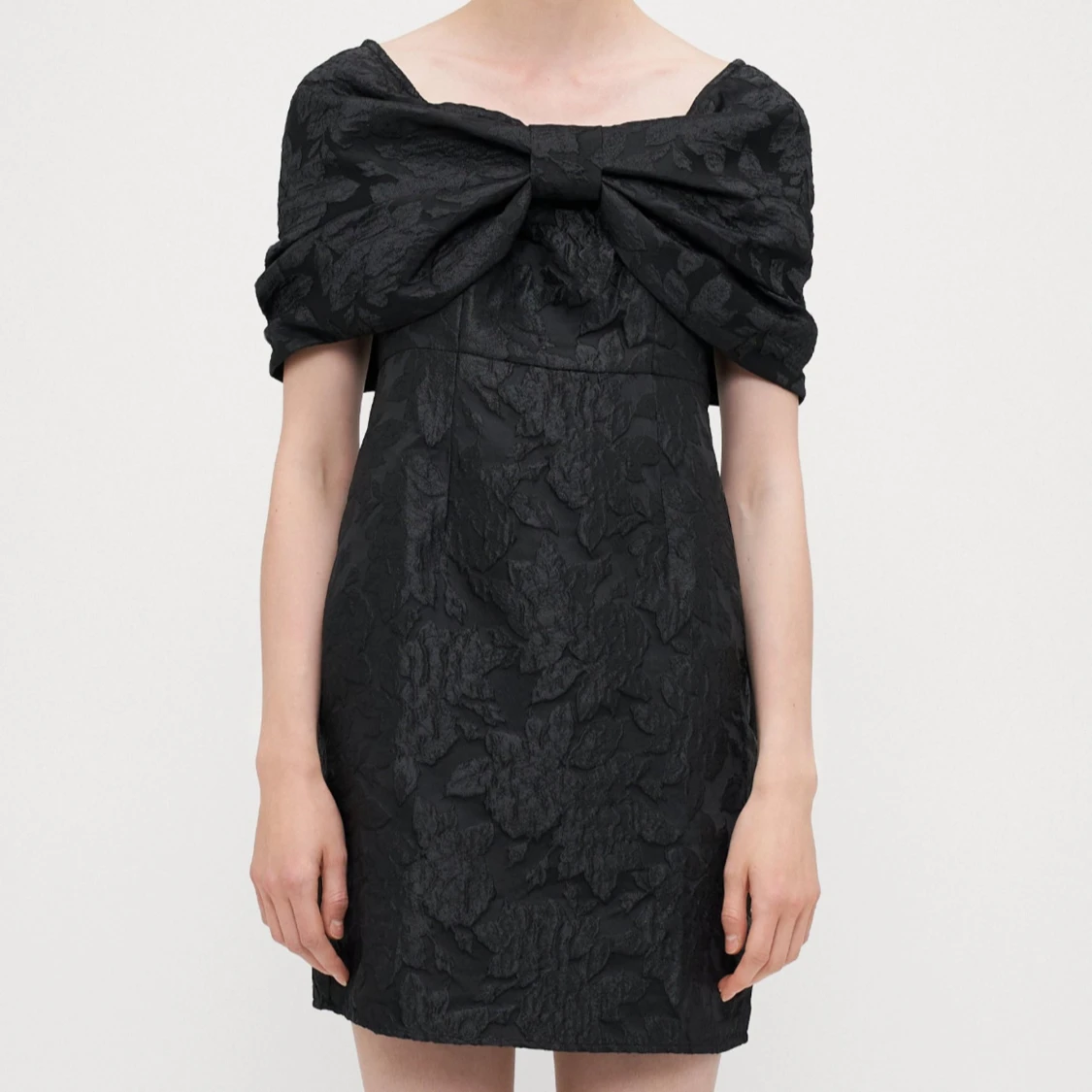 Svart klänning med stor rosett