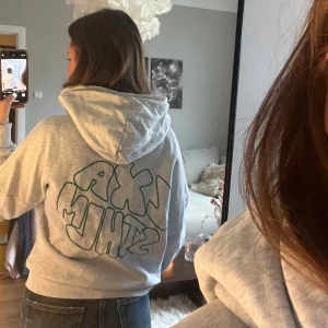 STHLM PRINT HOODIE LXA - Grå hoodie från Linn ahlborgs märke LXA. Använd 1 gång men såå snygg och cool. Xxs men passar även en xs skulle jag säga💓nypris 800