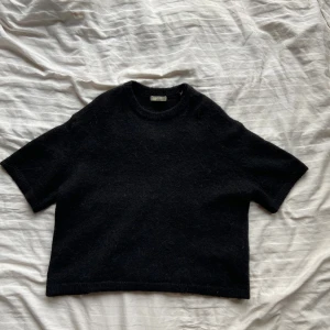 Svart tröja från Gina Tricot - Säljer en stilren svart tröja från Gina Tricot i premiumkvalitet. Tröjan har korta ärmar och en klassisk rund halsringning. Perfekt för en minimalistisk look. Aldrig använd 