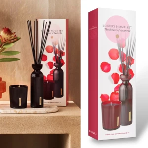 Nytt! Luxury Home Set - The Ritual of Ayurveda - Helt nytt! Upptäck en lyxig hemuppsättning från Rituals med doftpinnar och ett doftljus. Setet har en elegant design i mörkrött glas med en doft av indisk ros och sötmandelolja. Ljuset har en brinntid på upp till 50 timmar och sprider en glädjande arom av söt apelsin och cederträ. Båda i full size; 290gr & 250ml. Ord pris 379+279=658 