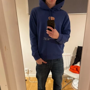 Polo Ralph lauren bear hoodie - Säljer denna hoodie från polo Ralph lauren då jag är sugen på lite nya plagg. NYSKICK! . Storleken är M och jag är 184. Nypris är 2500-3000 Mitt pris 1200 men är ej hugget i sten. Hoodien är såklart äkta och kvitto finns.