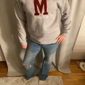 Grå sweatshirt med vinröda detaljer  - Säljer nu denna gråa sweatshirt me ett vinrött m den e aldrig använd 💞💞