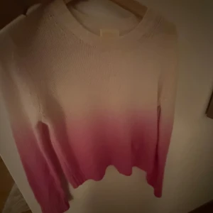 Vit och rosa stickad tröja från From Future - Säljer en snygg stickad tröja från From Future i en härlig ombre-design som går från vit till rosa. Tröjan har en rund halsringning och långa ärmar, perfekt för kyligare dagar. Passar bra till både jeans och kjol. 🌸