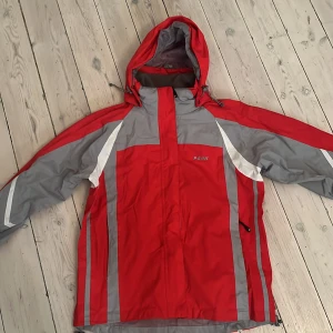 Skidjacka från Peak, skidbyxor från Red Rock - Jackan är i storlek M (dam) och har vita och grå detaljer samt långa ärmar. Skidbyxorna är helsvarta, storlek 170. Plaggen är i mycket bra skick.