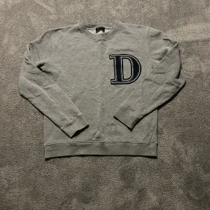 Grå sweatshirt från Dondup - Tjena! Säljer en grå dondup tröja använd ett fåtal gånger så mycket bra skick. Nypris runt 1800kr!