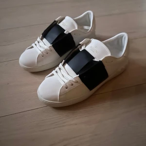 Valentino skor - Ett par super snygga valentino skor som aldrig är andvända! Och kommer tyvärr inte heller till andvändning! Jag har vanligtvis 40 men dessa är för små så skulle säga att dem är 39-40